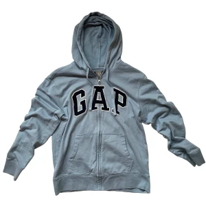 GAP Hoodie - Riktigt skön GAP Hoodie av lite tunnare material. Perfekt till allt med sin unikare färg för att liva upp garderoben🐦 Perfekt nu till höst/vinter