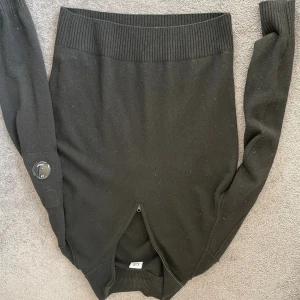 Cp company tröja  - En sjukt snygg cp company tröja i storlek m. Den är väldigt lätt klädd och snygg till allt.