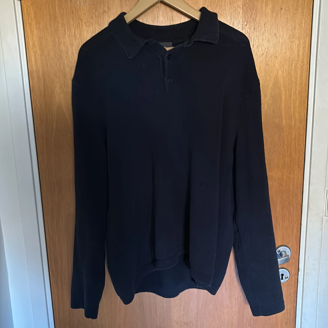 Mörkblå stickad pikétröja med lång ärm