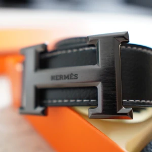 H Bälte Helsvart - Säljer detta helt osnvända och nya bältet. Alla prylar tillkommer med i priset och bältet är 110cm. Vid fler funderingar är det bara att höra av sig🙌