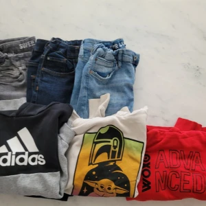 Tre par jeans i olika nyanser såsom 3 hoodies  - 6 klädesplagg sammanlagt. Inkluderat en addidas hoddie och 3 moderna par jeans så som 2 andra stilrena hoodies. Kläderna har används få tal gånger och anledning till försäljning är helt enkelt att de inte var för små i storlek.