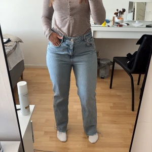 Ljusblå raka jeans med rå kant - Säljer ett par ljusblå jeans med hög midja och raka ben. Jeansen har klassisk femficksdesign och rå, fransig kant nertill för en avslappnad vibe. Tillverkade i bomull och passar perfekt för dig som gillar en enkel men trendig look. Mina favoritjeans verkligen men pga viktnedgång måste jag sälja dem🥲nypris 359kr!