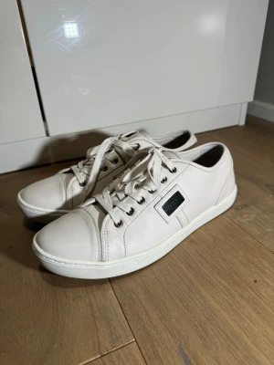 Dolce & Gabbana sneakers - Fina Dolce & Gabbana sneakers i storlek 42. Skorna är i utmärkt skick. Passar både pojkar och flickor. 