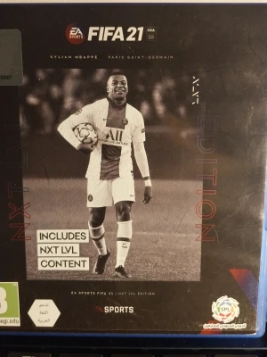 FIFA 21 NXT LVL Edition (PS5) - FIFA 21 NXT LVL Edition till PlayStation 5. Komplett med fodral och skiva i gott skick. Upplev nästa generations grafik och spelkänsla med exklusivt NXT LVL-innehåll. Perfekt för fotbollsfans och gamers.