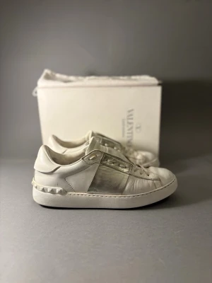 Valentino opens  - Valentino opens i storlek 39🌸, passar perfekt med många olika plagg, skorna är i skicket 7/10 lite repor ! Annars är skorna fina och rena och hela . Hör av dig över frågor