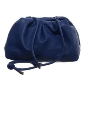 Blå kuvertväska i skinn med snörning - Snygg blå kuvertväska i mjukt skinn med cool snörning upptill. Perfekt storlek för det viktigaste och enkel att bära med sig. Stilsäker accessoar som lyfter din outfit.