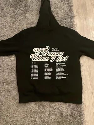 Hov1 hoodie - Säljer min Hov1 hoodie som jag köpte på konserten i Slottsskogevallen i Gbg