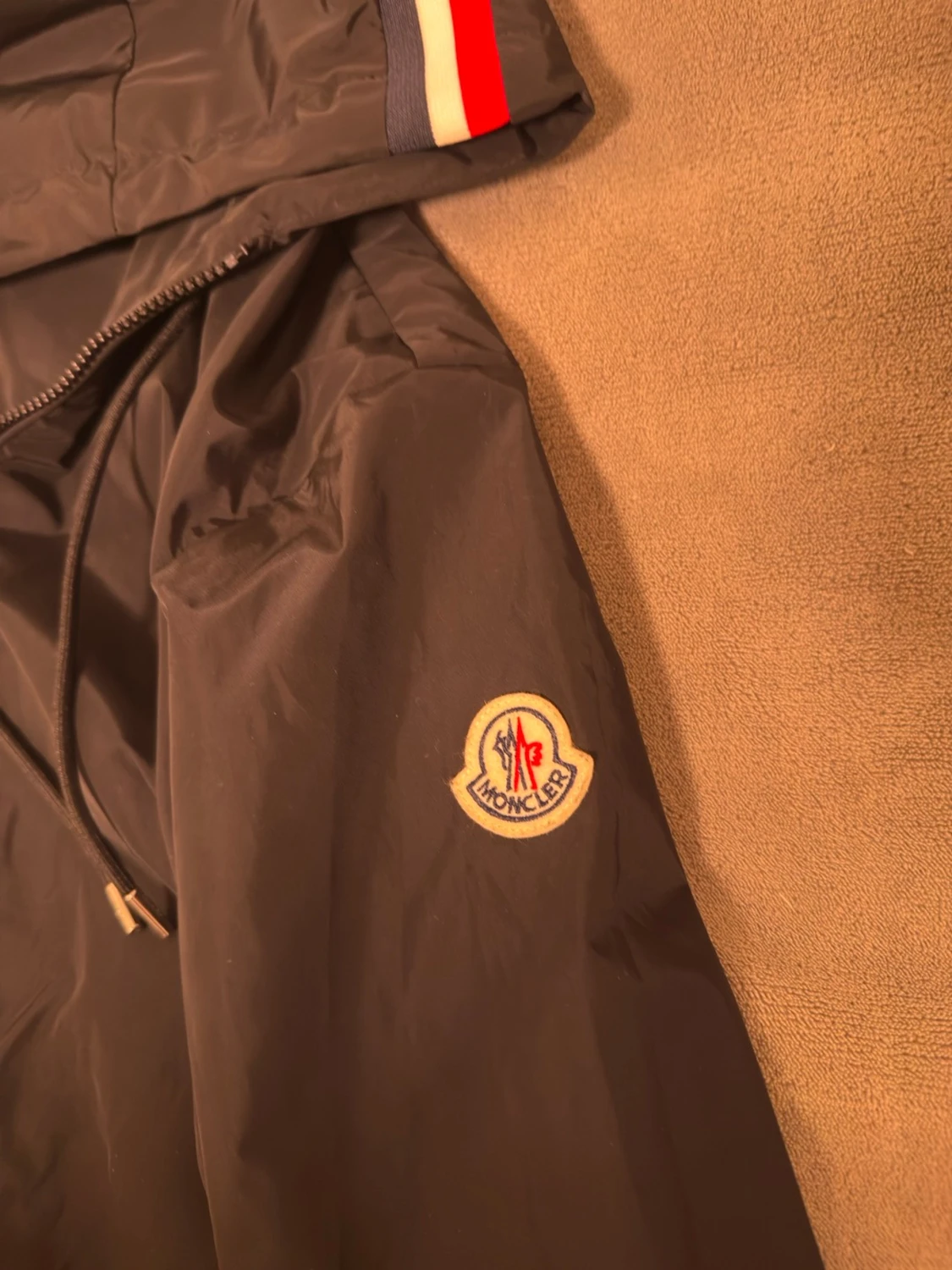 Svart Moncler vindjacka med huva - 1
