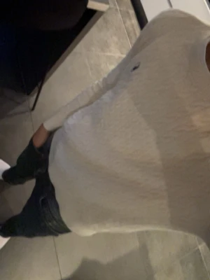 Vit kabelstickad tröja Polo Ralph Lauren - Säljer en klassisk vit kabelstickad tröja från Polo Ralph Lauren. Tröjan har rund hals, lång ärm och den ikoniska marinblå loggan broderad på bröstet. Tillverkad i mjuk bomull och har en normal passform. Perfekt för dig som gillar stilrena och tidlösa plagg.