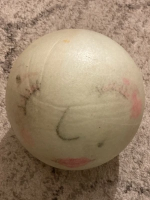 Uppblåsbar boll  - En uppblåsbar boll som lyser i mörker. Och är enkel att blåsa upp eller tappa ur luftur av den. Frakten är ca 22-100kr beroende på vikten på produkten . Kontakta mig om du vill köpa.