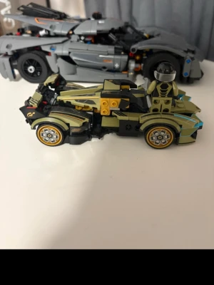 LEGO bil - Bilderna visar två LEGO-bilar och en LEGO-figur, men ingen väst finns att beskriva. Ladda gärna upp nya bilder om du vill sälja en väst.