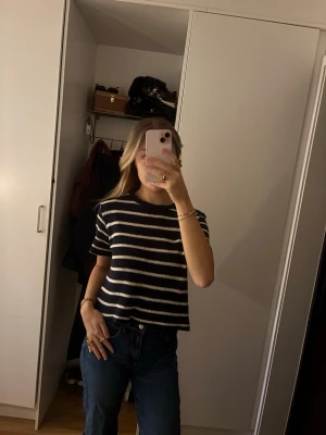 Topp från Massimo Dutti - Snygg topp/tshirt från Massimo Dutti. Fint skick! 