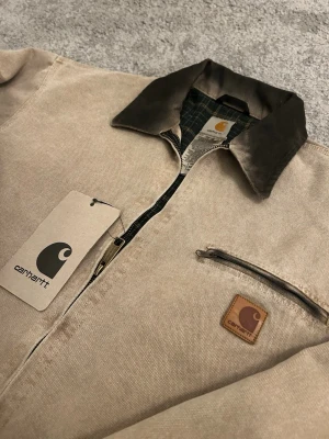 Carhartt Jacka  - Halloj! Säljer nu min carhartt Jacka som inte passade mig. Den är helt ny och har både plastpåse och prislappen är kvar. Den har storlek Large men är något liten i passformen. Så om du velar mellan Large och Medium är denna perfekt. Hör av dig vid frågor.