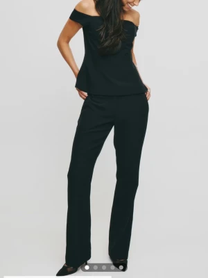 (Lånade bilder!!) Bikbok kostymbyxor Vera - Svarta kostymbyxor från Bikbok, Modell Vera storlek 34