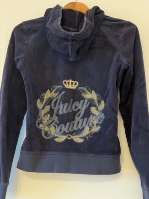 Juicy Couture  - Säljer min superfina, vintage, marinblåa Juicy Couture fleece! Köpt second hand för ett par månader sen, fint skick, storlek M men skulle säga mer S☺️ 
