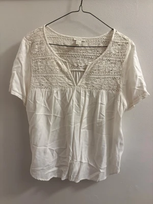 Vit blus - Vit blus med spetsdetaljer