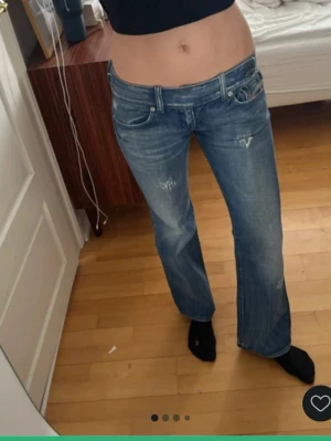 Lågmidjade bootcut Diesel jeans  - Säljer ett par blå jeans från Diesel med låg midja och bootcut passform. Jeansen har ett jättefint ”spänne” med två knappar. Jag köpte de på vinted men de var tyvärr för små för mig (första bilden med passform är därifrån.) så kan tyvärr inte skicka några fler bilder med hur de sitter på. Skriv för mått eller fler bilder💕💕