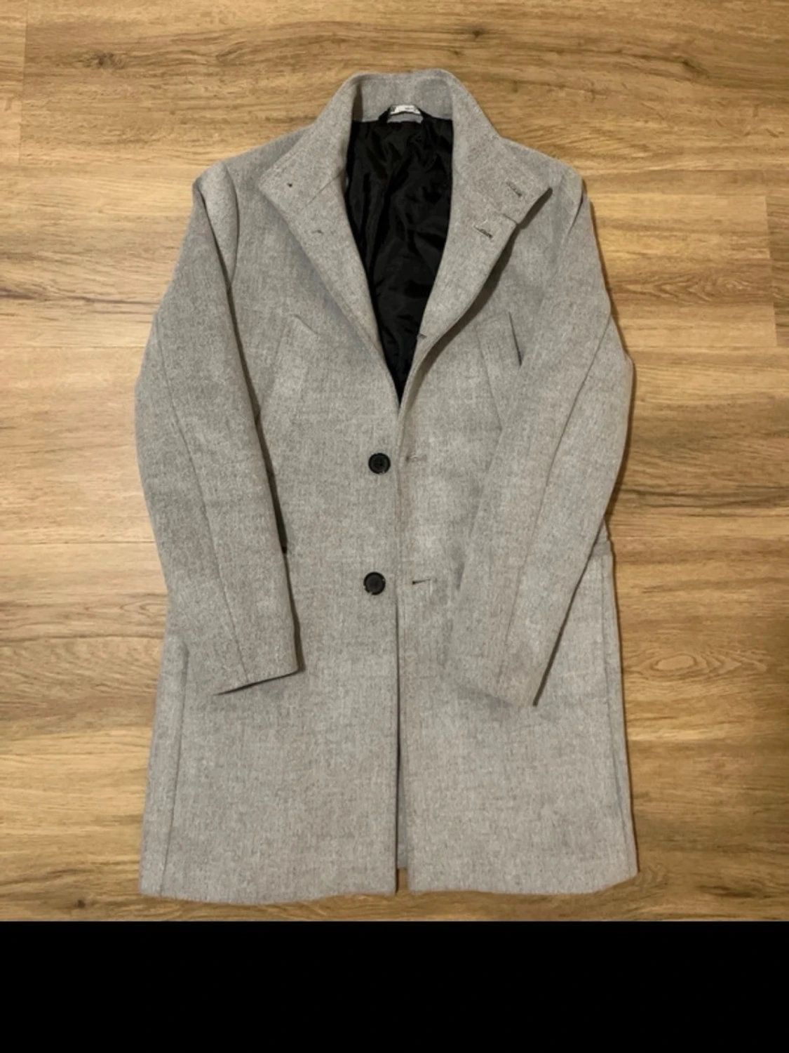 Ljusgrå ullkappa med knappar