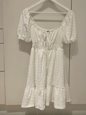 studentklänning  - Supersöt vit student /skolavslutning klänning från Gina Tricot. endast använd en gång! 💞