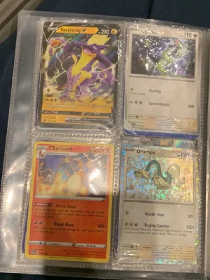 Pokémon kort  - Bilderna visar samlarpärmar med Pokémonkort, ingen väst syns.