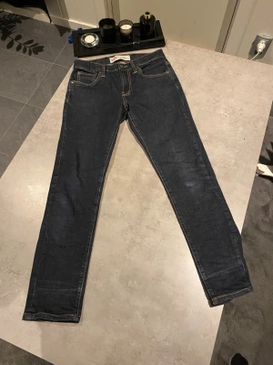 Levi's 520 mörkblå jeans - Snygga Levi’s jeans i mörkblå denim. Bra passform och skönt material. I fint skick utan tydliga slitningar. Perfekta både till vardag och skola.