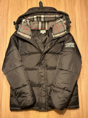 Burberry Puffer jacka - Vill sälja min Burberry Puffer jacka. Det står Large men passar absolut till Medium också. priset kan sänkas 🔥👍
