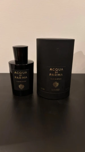 Acqua di Parma Oud & Spice - Exklusiv Eau de Parfum med elegant design. Volym: 100 ml. Tillverkad i Italien. Perfekt för dig som vill sticka ut med stil och klass.