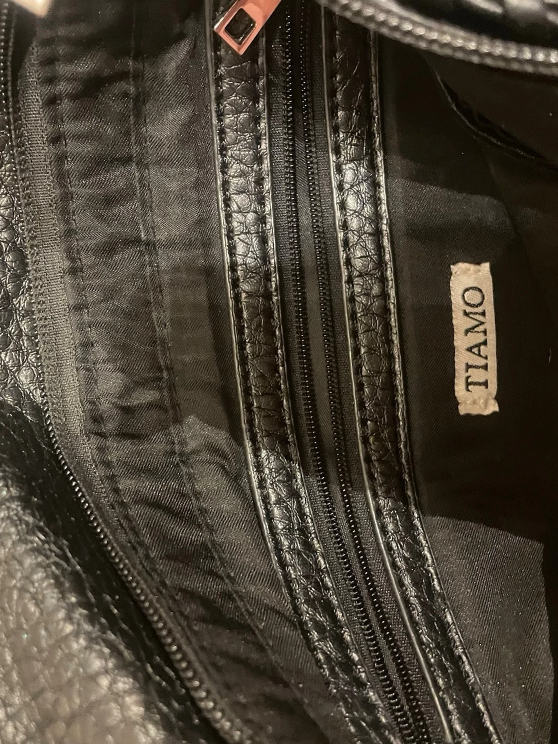 Svart axelväska med kedja från Tiamo - 2