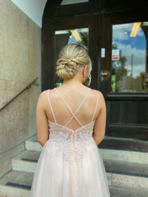 Balklänning  - Säljer min superfina balklänning som jag hade på studentbalen 2024!🩷 Den är från JJ’s house och ordinarie pris är 2700kr, men säljer för 1400kr, inga defekter! Storlek 36, brukar själv ha 36/38. Kan skicka med kuvertväskan om så önskas!🤗