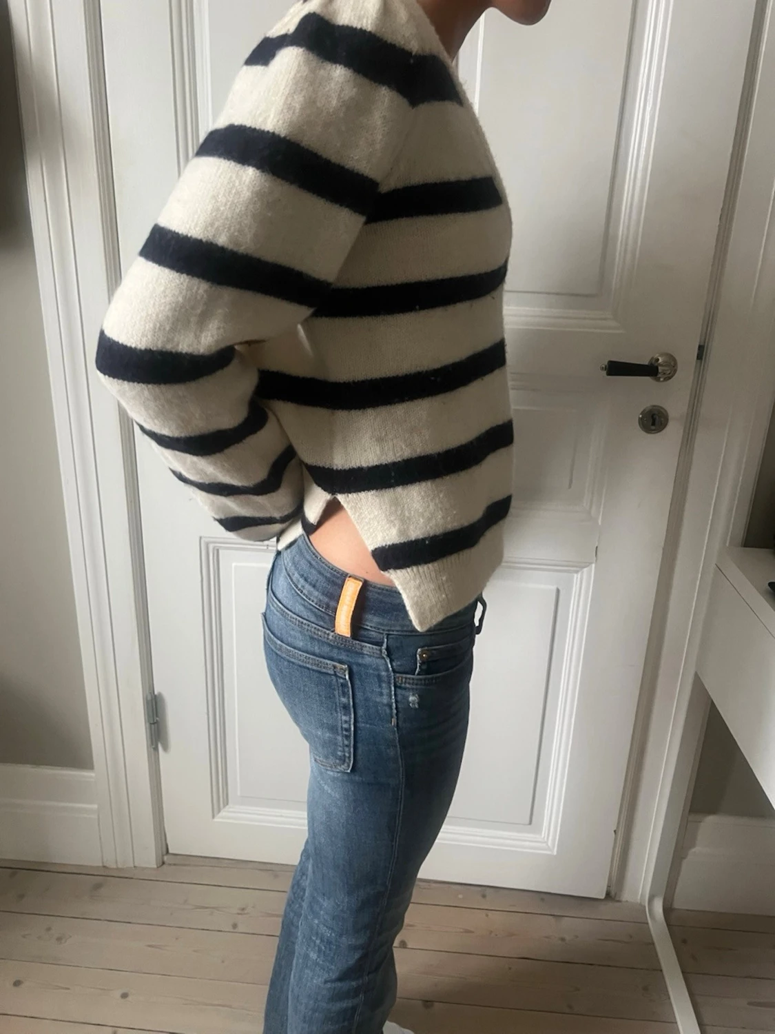 Randig stickad tröja med v-ringning - 1