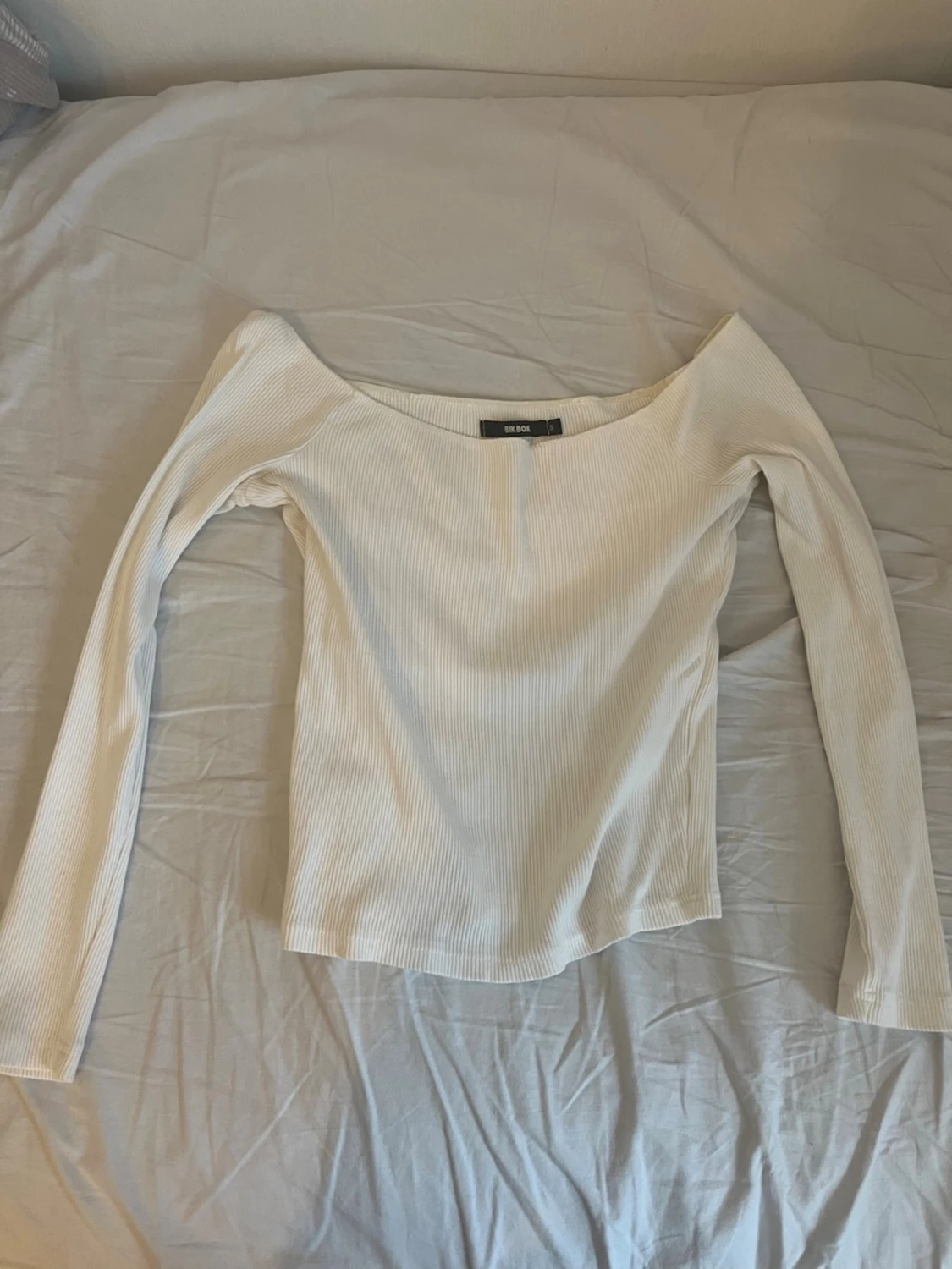 Vit ribbad offshoulder topp Bik Bok