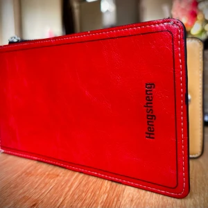 Snygg röd plånbok från Hengsheng! - Snygg röd plånbok med många fack för kort, mynt och sedlar i högkvalitativt fuskskinn från Hengsheng. Mått: 20 x 10 cm. I nyskick.