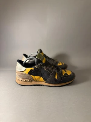 Valentino rockrunner  - Valentino rockrunners, storlek 43,5 sitter som det som det låter , skorna är i okej skick men ni ser defkter men svin feta om ni frågar mig  ! 😅