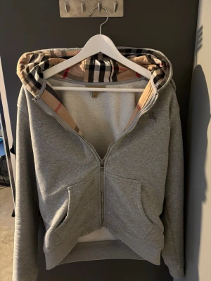 Burbery tröja - Mysig varm Burbery tröja till våren dm för mer information 