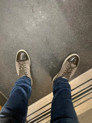 Lanvins - Säljer nu mina tvär feta mörkgråa lanvins. Storlek Uk 8. Nypris runt 5000 mitt pris 1999. Vid fler frågor och funderingar är det bara att höra av sig. Pris ej hugget i sten. Endast skorna