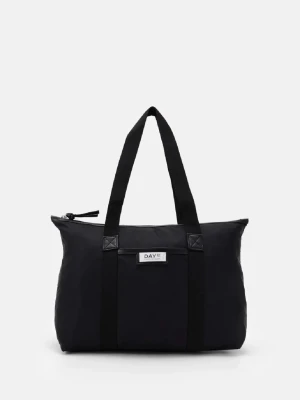 Svart shoppingväska från DAY ET - Stilren svart shoppingväska från DAY ET med rejäla handtag och praktisk dragkedja upptill. Väskan har en enkel, modern design och är tillverkad i slitstark syntet. Perfekt för dig som vill ha plats för allt du behöver under dagen.