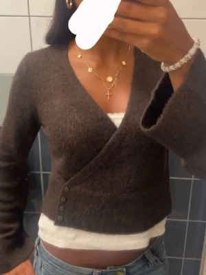 Brun omlottkofta med knappar - Kom privat för mer info!! Så så snygg tröja perfekt till allt💘💘 Säljer då den ej kommer till användning tyvärr🤎🤎