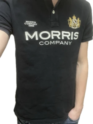 Morris Piké - Riktigt Snygg och populär piké med fet design Använd en del men fotfarande bra skick Strk M, men passar S.  Slimpassform precis som man vill ha i pikés Kom gärna med prisförslag om du inte är nöjd med pris och våga fråga om du har någon fundering!