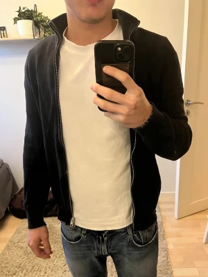 Svart stickad kofta från H&M - Säljer en svart stickad kofta från H&M då jag inte använder den längre.