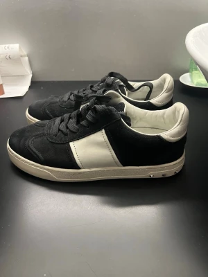 Valentino flycrew - Tjena, säljer nu dessa riktigt snygga och populära valentino flycrewsen i mycket bra skick, alla nitar är kvar, storlek 36,5 men passar 37, endast skorna ingår, hör av er vid frågor och funderingar🤝🙌