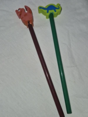 Blyertspennor  - Två pennor med dinosauriefigurer på toppen.