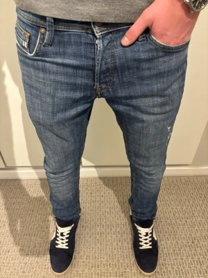 Denim blå slim jeans från Jack & Jones  - Tja! Säljer dessa riktigt snygga jeans ifrån Jack & Jones | W29 L32 | Jag på bilden är 182! | Hör av er vid minsta lilla fundering🙌