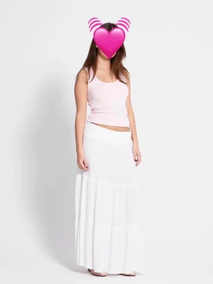 Vit långkjol med volang - Säljer en snygg basic till sommaren. En vit kjol från lager 157 som är lätt använd men syns knappt. Det är en volangkjol som är lowwaist och når nästan ner till marken för mig som är 170. Midjan är stretchig så passar nog vem som helst. Kan skicka mer specifika mått, fråga bara!!💓🤗