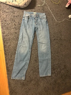 Straight leg jeans Gina tricot  - Ljusblå straight jeans Gina. De har en oljefläkt på ett ben