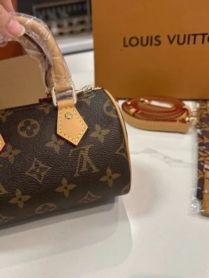 Monogram handväska, - Like- new condition, använt sparsamt och väl omhändertagen, utan synliga fläckar eller skador. Väskan är brun med beige detaljer och har både handtag och avtagbar axelrem i skinn. Guldiga metalldetaljer och dragkedja upptill. Perfekt storlek för det viktigaste. Behöver snabba pengar, så pris kan diskuteras vid snabbaffär