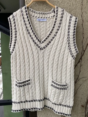 Vit stickad väst från Zara - Supersöt vit oversize stickad väst med fina detaljer från Zara i storlek S