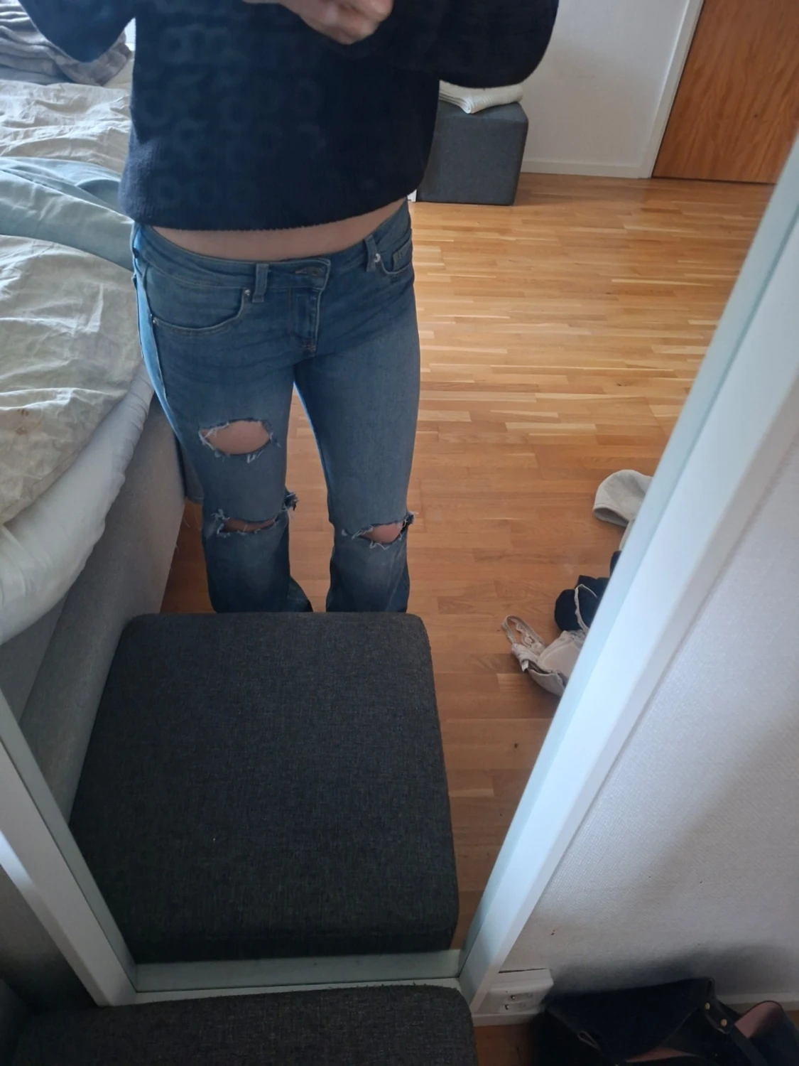 Blå bootcut jeans med slitningar - 1