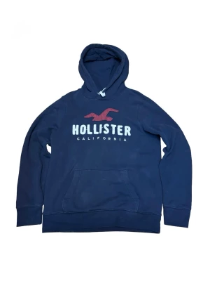 Hollister hoodie M - Säljer en sjukt snygg mörkblå hollister hoodie. Den är i bra skick 8/10 och true to size