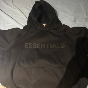 Essentials hoodie  - Storlek står S men hade lätt passat Medium för essentials är kända för att ha så baggy cropped hoodies.