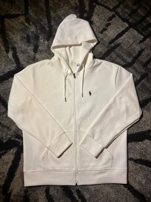 Ralph Lauren kofta - Säljer en Ralph lauren kofta som är bra för vintern. Etiketten där bak kan pilas lite.